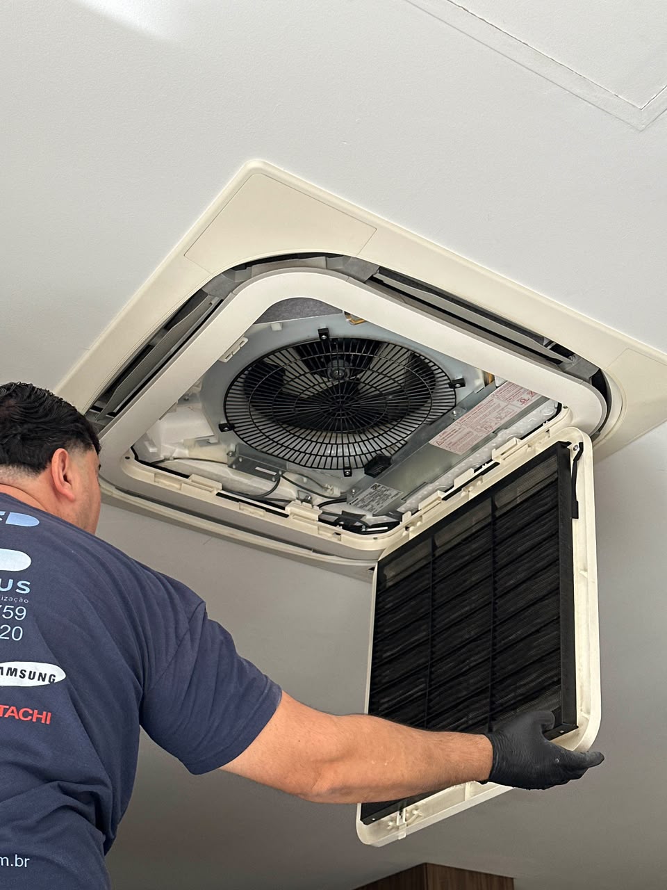 Técnico realizando manutenção preventiva em ar-condicionado cassete em Alphaville